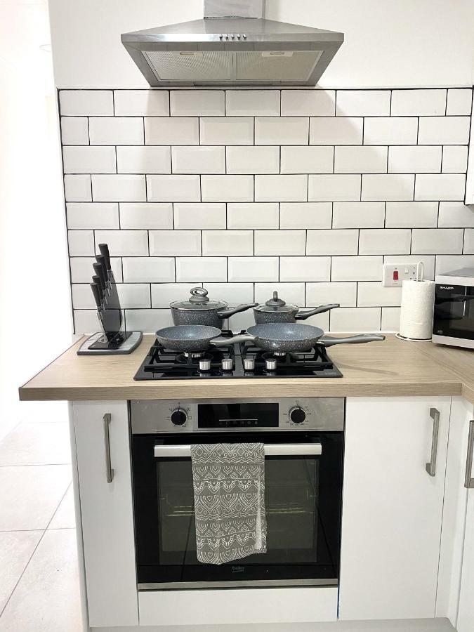 2 Bed Town Centre Nr Theatre Free Park Wi-Fi & Garden Appartement Aylesbury  Buitenkant foto