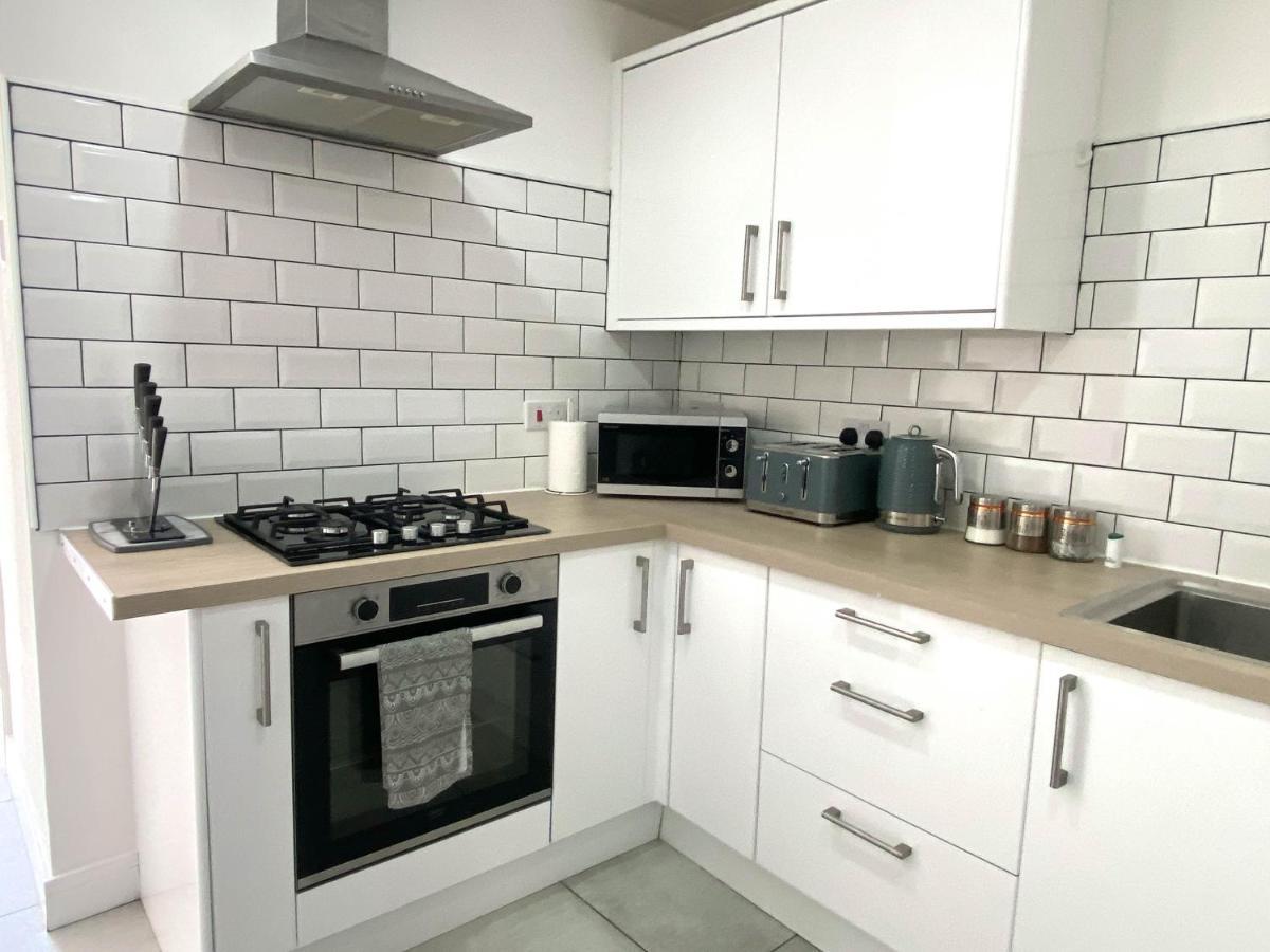 2 Bed Town Centre Nr Theatre Free Park Wi-Fi & Garden Appartement Aylesbury  Buitenkant foto