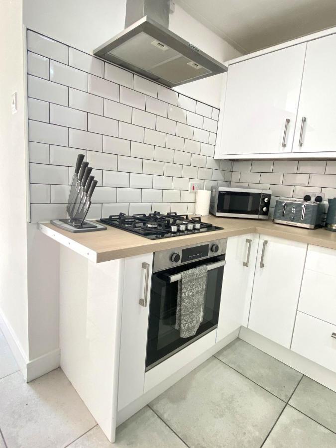 2 Bed Town Centre Nr Theatre Free Park Wi-Fi & Garden Appartement Aylesbury  Buitenkant foto