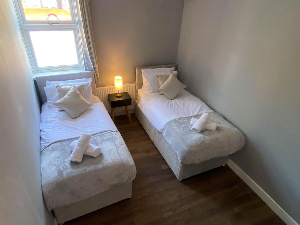 2 Bed Town Centre Nr Theatre Free Park Wi-Fi & Garden Appartement Aylesbury  Buitenkant foto