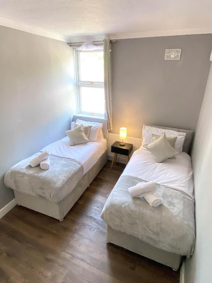 2 Bed Town Centre Nr Theatre Free Park Wi-Fi & Garden Appartement Aylesbury  Buitenkant foto