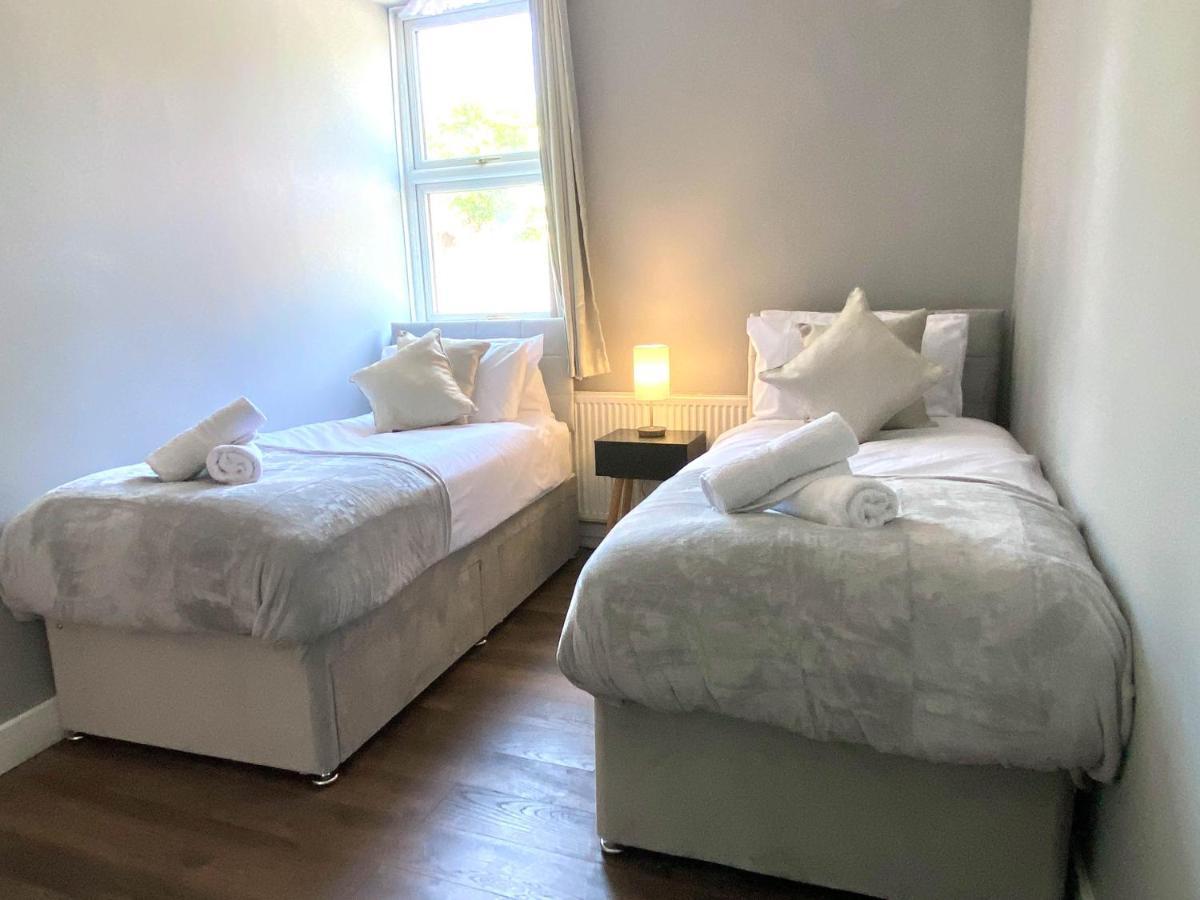 2 Bed Town Centre Nr Theatre Free Park Wi-Fi & Garden Appartement Aylesbury  Buitenkant foto
