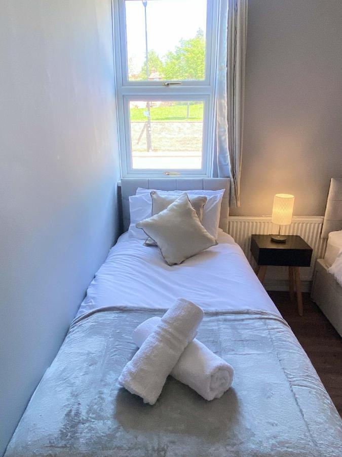 2 Bed Town Centre Nr Theatre Free Park Wi-Fi & Garden Appartement Aylesbury  Buitenkant foto