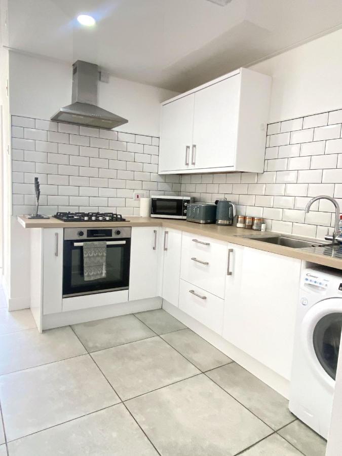 2 Bed Town Centre Nr Theatre Free Park Wi-Fi & Garden Appartement Aylesbury  Buitenkant foto