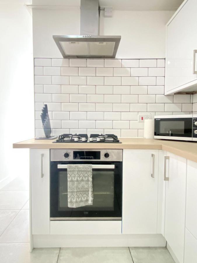 2 Bed Town Centre Nr Theatre Free Park Wi-Fi & Garden Appartement Aylesbury  Buitenkant foto